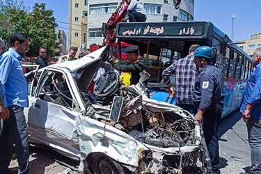 حادثه شدید برخورد  اتوبوس شرکت واحد با تعدادی خودرو در تبریز و شهروندان 