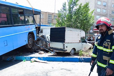 حادثه شدید برخورد  اتوبوس شرکت واحد با تعدادی خودرو در تبریز و شهروندان 