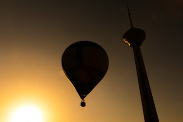 پرواز بالن فراز برج میلاد