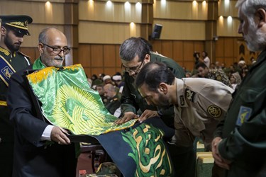 آوردن پرچم گنبد امام رضا (ع) درآیین اختتامیه هفتمین جشواره گوهرفاطمی