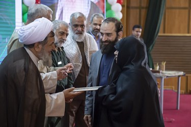 تقدیر از خانواده شهید محسن فخری زاده درآیین اختتامیه هفتمین جشواره گوهرفاطمی