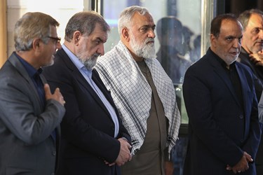 سردار محمدرضا نقدی معاون هماهنگ‌کننده سپاه و محسن رضایی عضو مجمع تشخیص مصلحت نظام در مراسم بزرگداشت مادر شهید اسماعیل دقایقی