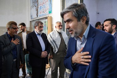 سردار محمدرضا نقدی معاون هماهنگ‌کننده سپاه و محسن رضایی عضو مجمع تشخیص مصلحت نظام در مراسم بزرگداشت مادر شهید اسماعیل دقایقی