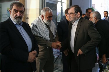 عبدالحسین روح‌الامینی نماینده مردم تهران، سردار محمدرضا نقدی معاون هماهنگ‌کننده سپاه و محسن رضایی عضو مجمع تشخیص مصلحت نظام در مراسم بزرگداشت مادر شهید اسماعیل دقایقی