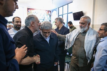 حضور سردار اسماعیل قاآنی فرمانده نیروی قدس سپاه و سردار محمدرضا نقدی معاون هماهنگ‌کننده سپاه در مراسم بزرگداشت مادر شهید اسماعیل دقایقی