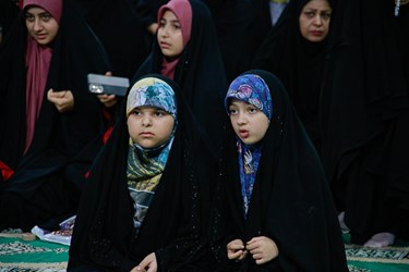 چادری شدن 6 بانو بوشهری در حضور خانواده شهید «آرمان علی وردی»