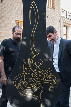 بازدید مهدی عباسی عضو شورای شهر تهران از تیغه های طراحی شد در کنار استاد فرشیان  