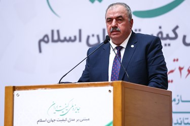 احسان اووت دبیرکل مؤسسه استاندارد و اندازه‌شناسی سازمان همکاری‌های اسلامی (اسمیک) در مراسم اهدای جایزه ملی کیفیت