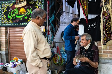 خرید و فروش پرچم و سیاهی در راسته ی سیاهی فروشان بازار