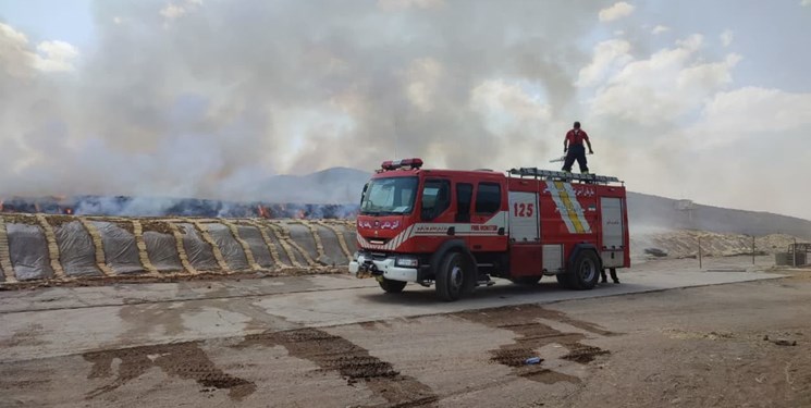 آتش در انبار علوفه شاهین‌شهر+عکس