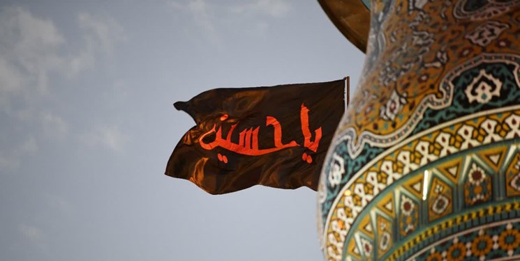 اهتزاز پرچم حرم سیدالشهداء(ع) بر فراز گنبد آستان سیدالکریم + فیلم