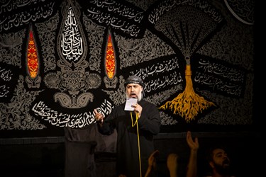 مدیحه سرایی حاج محمد کمیل در مراسم شب چهارم هیئت روضه مکتب المهدی (عج)