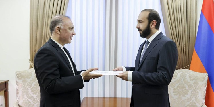 تقدیم رونوشت استوارنامه سفیر جدید ایران به وزیر خارجه ارمنستان