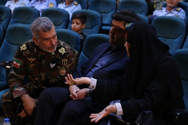 گفتگوی امیر رضایی فرمانده آجا در استان های فارس و کهکیلویه و بویراحمد با همسر  و فرزند شهید عباس دوران