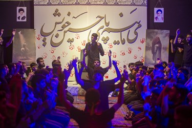 می مانیم پای حسین خویش