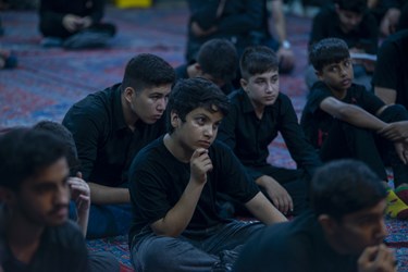می مانیم پای حسین خویش