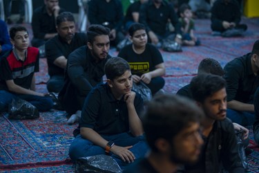 می مانیم پای حسین خویش