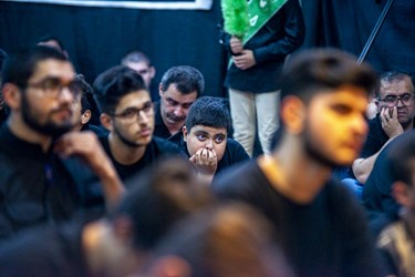 می مانیم پای حسین خویش