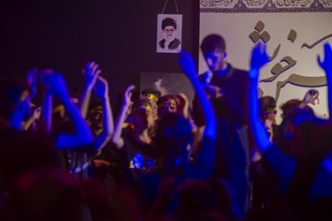 می مانیم پای حسین خویش