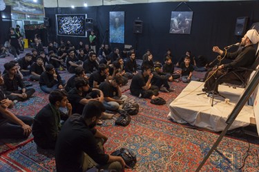 می مانیم پای حسین خویش