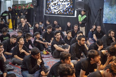 می مانیم پای حسین خویش