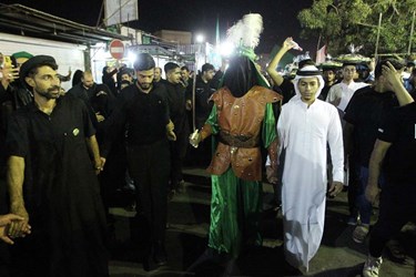 آیین سنتی سینی گردانی حضرت قاسم (ع) در شهرک عرب‌های مشهد