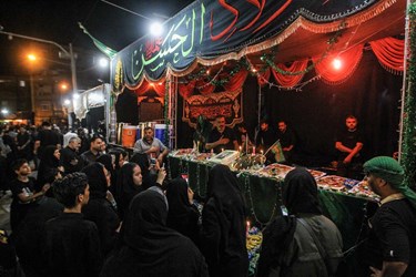 آیین سنتی سینی گردانی حضرت قاسم (ع) در شهرک عرب‌های مشهد