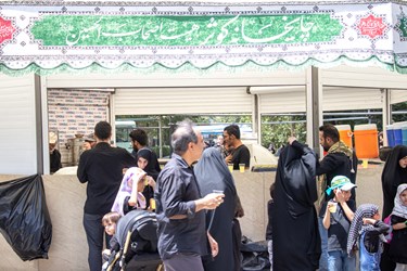 پخش شربت برای عزادارن در مراسم عزاداری روز تاسوعا دانشگاه تهران