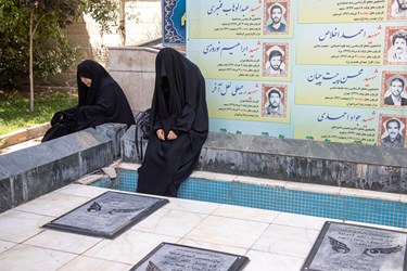 قبور شهدای دانشگاه تهران در مراسم عزاداری روز تاسوعا