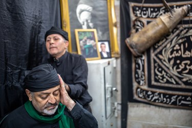 یکی از پیر غلامان سقایی مشغول بستن لچک است