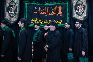 دسته سقا ها مشغول نوحه خوانی میباشند