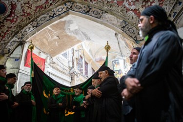 دسته سقا ها در حال نوحه خوانی در چهار سوق بازار بزرگ تهران هستند