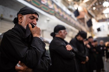 دسته سقا ها در حال نوحه خوانی به سمت امامزاده بازار بزرگ تهران میروند
