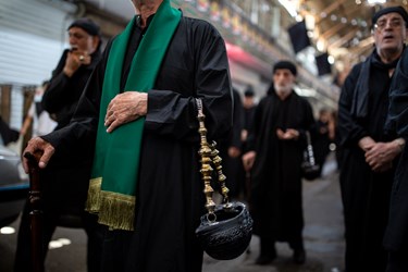 دسته سقا ها در حال نوحه خوانی به سمت امامزاده بازار بزرگ تهران میروند