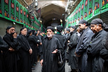 دسته سقا ها در حال نوحه خوانی در بازار بزرگ تهران هستند