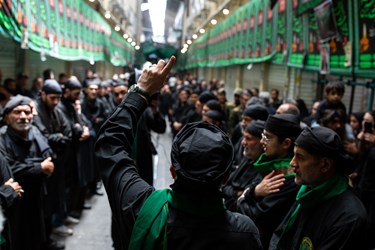 دسته سقا ها در حال نوحه خوانی در بازار بزرگ تهران هستند