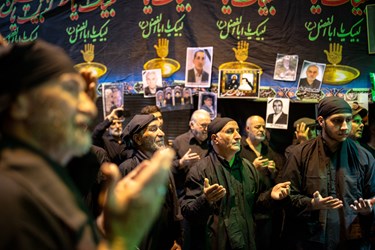دسته سقا ها در حال نوحه خوانی و  دعا در بازار بزرگ تهران هستند