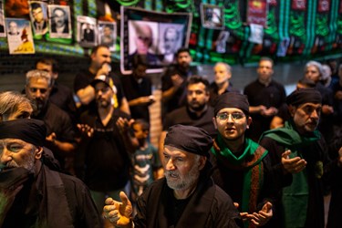 دسته سقا ها در حال نوحه خوانی و  دعا در بازار بزرگ تهران هستند