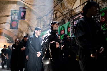 دسته سقا ها در حال نوحه خوانی در بازار بزرگ تهران هستند