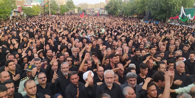 پیکر شهید علی میرزایی بر دستان قدرشناس مردم