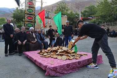 عزاداری شاخسی علم دیبی(پای علم) در تاسوعای حسینی در روستای ارزیل ورزقان