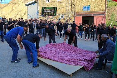 عزاداری شاخسی علم دیبی(پای علم) در تاسوعای حسینی در روستای ارزیل ورزقان