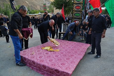 عزاداری شاخسی علم دیبی(پای علم) در تاسوعای حسینی در روستای ارزیل ورزقان