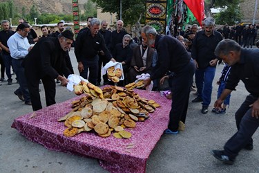 عزاداری شاخسی علم دیبی(پای علم) در تاسوعای حسینی در روستای ارزیل ورزقان