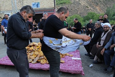 عزاداری شاخسی علم دیبی(پای علم) در تاسوعای حسینی در روستای ارزیل ورزقان