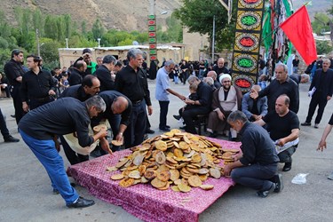 عزاداری شاخسی علم دیبی(پای علم) در تاسوعای حسینی در روستای ارزیل ورزقان