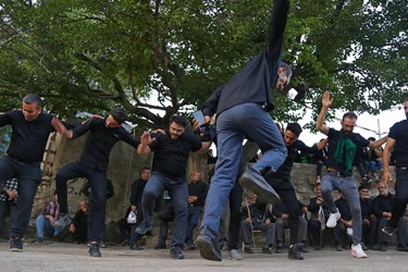 عزاداری شاخسی علم دیبی(پای علم) در تاسوعای حسینی در روستای ارزیل ورزقان