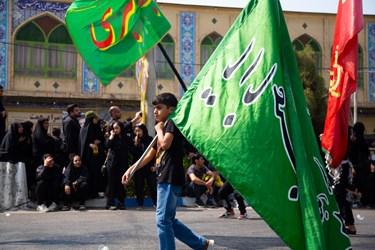 برپایی علم اباعبدالله الحسین(ع) توسط کودکان و نوجوانان در روز عاشورای حسینی