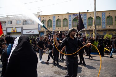 پاشیدن آب بر روی عزاداران حسینی در مراسم روز عاشورا
