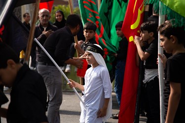 برپایی علم اباعبدالله الحسین(ع) توسط کودکان و نوجوانان در روز عاشورای حسینی
